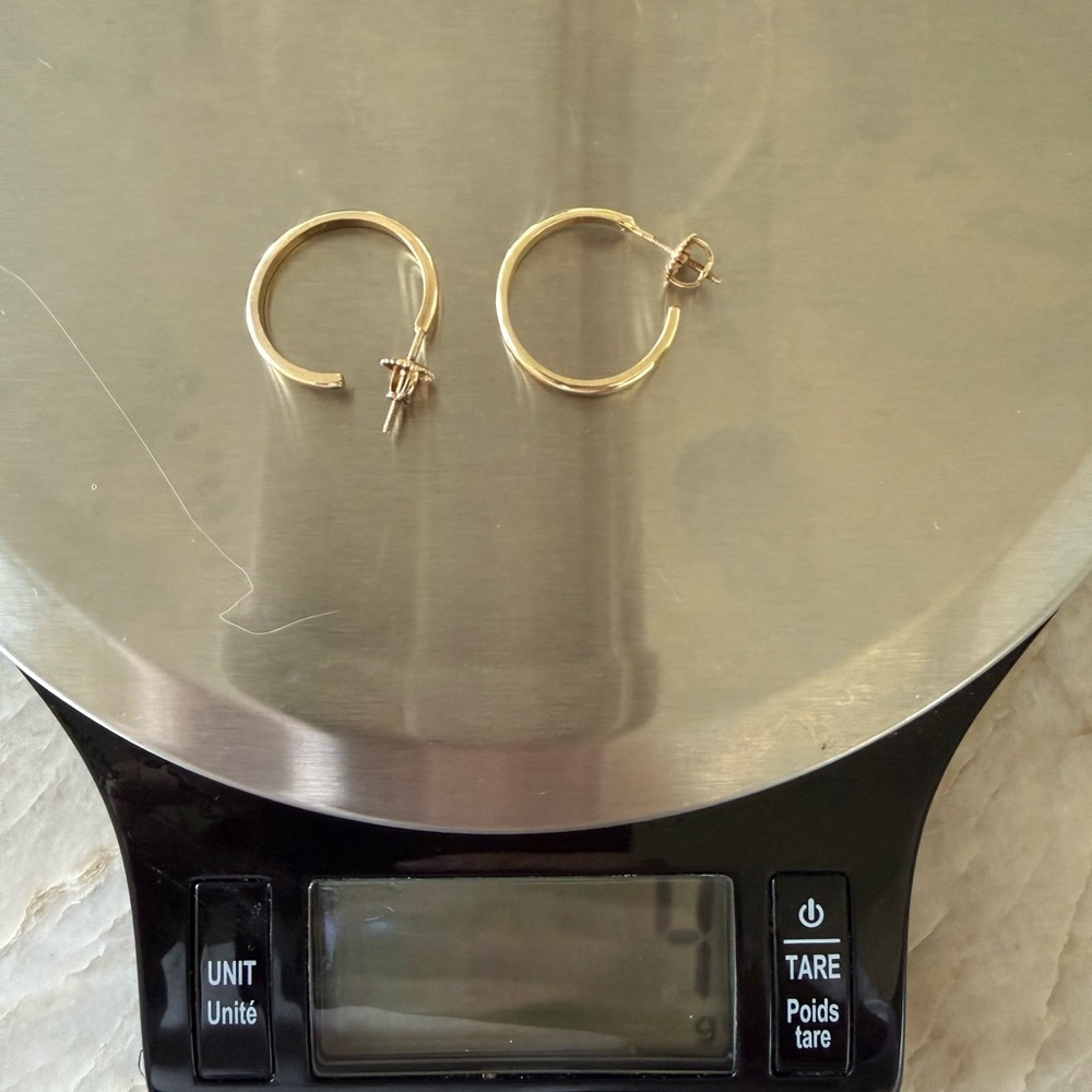 Timeless vintage solid 14k gold hoop earrings with screw backs. 3.5g - Picture 5 of 5